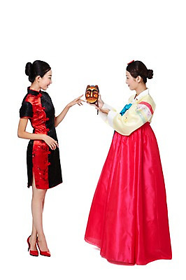 포토 JPG 스튜디오촬영 전신 외국인 해외기획촬영 한국문화 전통 우먼라이프 라이프스타일 응시 여자 전통문화 문화 구두 포즈 2011년중국 중국문화 전통소품 한국 실내 서기 미소 웃음 들기 누끼 사람 동양인 20대 성인 두명 옆모습 빨간색 중국인 중국 체험 하이힐 전통의상 한복 치파오 탈 교류 문화교류 부네탈 외교 여자만 성인여자만 청년만 청년여자만 성인만 국내포토 동양문화 한국전통 시선 아시아 뷰포인트 컬러 외국문화 신발 컨셉 모션 표정 가면 인종 청년 내부 생활 여성화 오브젝트 파일형식