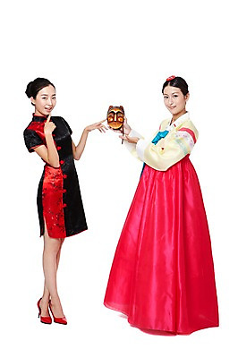 포토 JPG 스튜디오촬영 전신 외국인 해외기획촬영 한국문화 전통 우먼라이프 라이프스타일 여자 전통문화 문화 구두 포즈 2011년중국 중국문화 전통소품 한국 실내 서기 미소 웃음 들기 누끼 사람 동양인 20대 성인 두명 옆모습 빨간색 중국인 중국 체험 하이힐 전통의상 한복 치파오 탈 교류 문화교류 부네탈 외교 여자만 성인여자만 청년만 청년여자만 성인만 국내포토 동양문화 한국전통 아시아 뷰포인트 컬러 외국문화 신발 컨셉 모션 표정 가면 인종 청년 내부 생활 여성화 오브젝트 파일형식