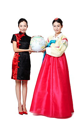 포토 JPG 스튜디오촬영 전신 외국인 해외기획촬영 한국문화 전통 우먼라이프 라이프스타일 여자 전통문화 문화 구두 포즈 2011년중국 중국문화 한국 실내 서기 미소 웃음 들기 누끼 사람 동양인 20대 성인 두명 앞모습 빨간색 글로벌 중국인 지구본 중국 체험 하이힐 전통의상 한복 치파오 교류 문화교류 외교 여자만 성인여자만 청년만 청년여자만 성인만 국내포토 동양문화 한국전통 아시아 뷰포인트 컬러 외국문화 신발 컨셉 모션 표정 인종 청년 내부 생활 여성화 파일형식