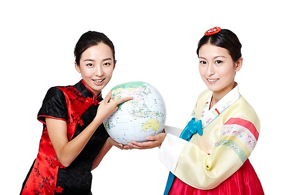 포토 JPG 스튜디오촬영 외국인 해외기획촬영 한국문화 전통 우먼라이프 라이프스타일 여자 전통문화 문화 포즈 2011년중국 중국문화 한국 실내 미소 웃음 들기 누끼 사람 동양인 손짓 상반신 20대 성인 두명 옆모습 글로벌 중국인 지구본 중국 가리킴 체험 전통의상 한복 치파오 교류 문화교류 외교 여자만 성인여자만 청년만 청년여자만 성인만 국내포토 동양문화 한국전통 아시아 뷰포인트 외국문화 컨셉 모션 표정 인종 청년 내부 생활 파일형식