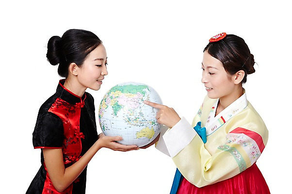 포토 JPG 스튜디오촬영 외국인 해외기획촬영 한국문화 전통 우먼라이프 라이프스타일 응시 여자 전통문화 문화 포즈 2011년중국 중국문화 한국 실내 미소 웃음 들기 누끼 사람 동양인 손짓 상반신 20대 성인 두명 옆모습 글로벌 중국인 지구본 중국 가리킴 체험 전통의상 한복 치파오 교류 문화교류 외교 여자만 성인여자만 청년만 청년여자만 성인만 국내포토 동양문화 한국전통 시선 아시아 뷰포인트 외국문화 컨셉 모션 표정 인종 청년 내부 생활 파일형식