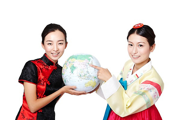 포토 JPG 스튜디오촬영 외국인 해외기획촬영 한국문화 전통 우먼라이프 라이프스타일 여자 전통문화 문화 포즈 2011년중국 중국문화 한국 실내 미소 웃음 들기 누끼 사람 동양인 손짓 상반신 20대 성인 두명 앞모습 옆모습 글로벌 중국인 지구본 중국 가리킴 체험 전통의상 한복 치파오 교류 문화교류 외교 여자만 성인여자만 청년만 청년여자만 성인만 국내포토 동양문화 한국전통 아시아 뷰포인트 외국문화 컨셉 모션 표정 인종 청년 내부 생활 파일형식