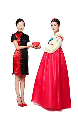 포토 JPG 스튜디오촬영 전신 외국인 해외기획촬영 한국문화 전통 우먼라이프 라이프스타일 여자 전통문화 문화 구두 포즈 2011년중국 중국문화 한국 실내 서기 미소 웃음 들기 누끼 사람 동양인 20대 성인 두명 앞모습 옆모습 빨간색 중국인 중국 하트 체험 하이힐 전통의상 한복 치파오 교류 문화교류 외교 여자만 성인여자만 청년만 청년여자만 성인만 국내포토 모양 동양문화 한국전통 아시아 뷰포인트 컬러 외국문화 신발 컨셉 모션 표정 인종 청년 내부 생활 여성화 파일형식