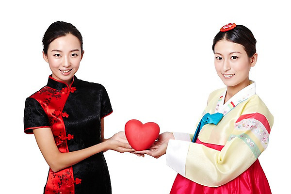 포토 JPG 스튜디오촬영 외국인 해외기획촬영 한국문화 전통 우먼라이프 라이프스타일 여자 전통문화 문화 포즈 2011년중국 중국문화 한국 실내 미소 웃음 들기 누끼 사람 동양인 상반신 20대 성인 두명 앞모습 옆모습 중국인 중국 하트 체험 전통의상 한복 치파오 교류 문화교류 외교 여자만 성인여자만 청년만 청년여자만 성인만 국내포토 모양 동양문화 한국전통 아시아 뷰포인트 외국문화 컨셉 모션 표정 인종 청년 내부 생활 파일형식