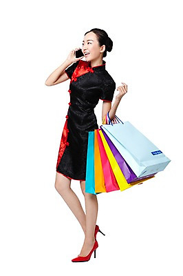 포토 JPG 스튜디오촬영 전신 외국인 해외기획촬영 전통 우먼라이프 라이프스타일 여자 전통문화 문화 구두 포즈 2011년중국 중국문화 실내 한명 서기 미소 웃음 들기 누끼 사람 동양인 20대 성인 옆모습 빨간색 스마트폰 핸드폰 쇼핑 쇼핑백 중국인 중국 체험 하이힐 전통의상 치파오 통화 여자만 여자한명만 성인여자만 청년만 청년여자만 성인한명만 청년여자한명만 성인여자한명만 성인만 국내포토 1 동양문화 아시아 뷰포인트 컬러 외국문화 신발 컨셉 가방 모션 표정 인종 청년 내부 생활 전자제품 스마트기기 여성화 파일형식