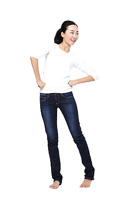 포토 JPG 스튜디오촬영 전신 외국인 해외기획촬영 우먼라이프 라이프스타일 응시 여자 허리손 포즈 2011년중국 모션 맨발 실내 한명 서기 미소 웃음 누끼 사람 동양인 20대 성인 앞모습 캐주얼 중국인 청바지 여자만 여자한명만 성인여자만 청년만 청년여자만 성인한명만 청년여자한명만 성인여자한명만 성인만 국내포토 1 시선 옷 뷰포인트 바지 발 표정 인종 청년 내부 생활 파일형식