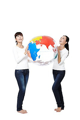 포토 JPG 스튜디오촬영 전신 외국인 해외기획촬영 우먼라이프 라이프스타일 응시 여자 지구 캠페인 2011년중국 공 맨발 실내 서기 미소 웃음 들기 누끼 사람 동양인 20대 성인 두명 앞모습 캐주얼 세계 글로벌 중국인 지구본 자연보호 환경 그린캠페인 올려보기 청바지 공익캠페인 보호 지구촌 여자만 성인여자만 청년만 청년여자만 성인만 국내포토 시선 옷 뷰포인트 컨셉 바지 모션 발 자연 표정 인종 청년 내부 생활 파일형식