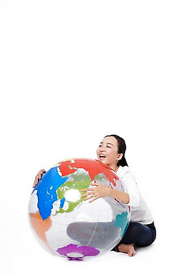 포토 JPG 스튜디오촬영 전신 외국인 해외기획촬영 우먼라이프 라이프스타일 여자 지구 캠페인 2011년중국 공 맨발 실내 한명 미소 웃음 누끼 사람 앉기 동양인 20대 성인 캐주얼 세계 글로벌 중국인 지구본 자연보호 환경 그린캠페인 청바지 공익캠페인 보호 지구촌 여자만 여자한명만 성인여자만 청년만 청년여자만 성인한명만 청년여자한명만 성인여자한명만 성인만 국내포토 1 옷 컨셉 바지 모션 발 자연 표정 인종 청년 내부 생활 파일형식