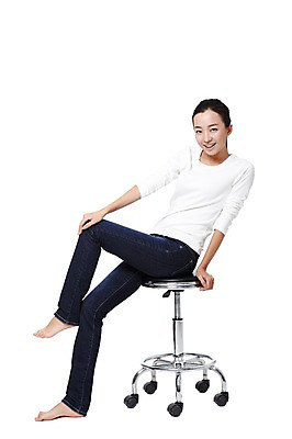 포토 JPG 스튜디오촬영 전신 외국인 해외기획촬영 우먼라이프 라이프스타일 여자 포즈 가구 의자 2011년중국 모션 맨발 실내 한명 미소 웃음 누끼 사람 앉기 동양인 20대 성인 옆모습 캐주얼 중국인 청바지 여자만 여자한명만 성인여자만 청년만 청년여자만 성인한명만 청년여자한명만 성인여자한명만 성인만 국내포토 1 옷 뷰포인트 생활용품 바지 발 표정 인종 청년 내부 생활 파일형식