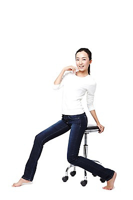 포토 JPG 스튜디오촬영 전신 외국인 해외기획촬영 우먼라이프 라이프스타일 여자 포즈 가구 의자 2011년중국 모션 맨발 실내 한명 미소 웃음 누끼 사람 앉기 동양인 20대 성인 옆모습 캐주얼 중국인 청바지 여자만 여자한명만 성인여자만 청년만 청년여자만 성인한명만 청년여자한명만 성인여자한명만 성인만 국내포토 1 옷 뷰포인트 생활용품 바지 발 표정 인종 청년 내부 생활 파일형식