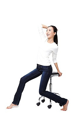 포토 JPG 스튜디오촬영 전신 외국인 해외기획촬영 우먼라이프 라이프스타일 여자 포즈 가구 의자 2011년중국 모션 맨발 실내 한명 미소 웃음 누끼 사람 앉기 동양인 20대 성인 옆모습 캐주얼 중국인 청바지 여자만 여자한명만 성인여자만 청년만 청년여자만 성인한명만 청년여자한명만 성인여자한명만 성인만 국내포토 1 옷 뷰포인트 생활용품 바지 발 표정 인종 청년 내부 생활 파일형식