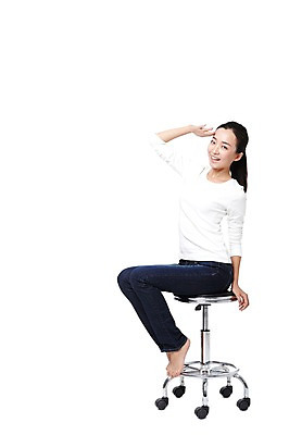 포토 JPG 스튜디오촬영 전신 외국인 해외기획촬영 우먼라이프 라이프스타일 여자 포즈 가구 의자 2011년중국 모션 맨발 실내 한명 미소 웃음 누끼 사람 앉기 동양인 20대 성인 옆모습 캐주얼 중국인 청바지 여자만 여자한명만 성인여자만 청년만 청년여자만 성인한명만 청년여자한명만 성인여자한명만 성인만 국내포토 1 옷 뷰포인트 생활용품 바지 발 표정 인종 청년 내부 생활 파일형식