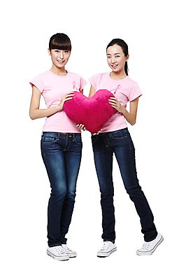 포토 JPG 스튜디오촬영 전신 외국인 해외기획촬영 우먼라이프 라이프스타일 여자 리본 캠페인 분홍색 운동화 쿠션 2011년중국 실내 서기 미소 웃음 들기 누끼 사람 동양인 20대 성인 두명 앞모습 캐주얼 중국인 청바지 공익캠페인 보호 질병 스니커즈 예방 하트쿠션 유방암 암 핑크리본캠페인 여자만 성인여자만 청년만 청년여자만 성인만 핑크리본 국내포토 옷 뷰포인트 컬러 신발 컨셉 바지 의학 모션 표정 인종 청년 내부 생활 하트 파일형식