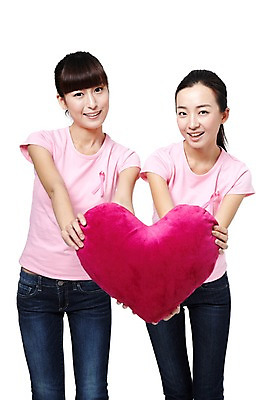 포토 JPG 스튜디오촬영 외국인 해외기획촬영 우먼라이프 라이프스타일 여자 리본 캠페인 분홍색 쿠션 2011년중국 실내 서기 미소 웃음 들기 누끼 사람 동양인 20대 성인 두명 앞모습 캐주얼 중국인 청바지 공익캠페인 보호 질병 예방 하트쿠션 유방암 암 핑크리본캠페인 여자만 성인여자만 청년만 청년여자만 성인만 핑크리본 국내포토 옷 뷰포인트 컬러 컨셉 바지 의학 모션 표정 인종 청년 내부 생활 하트 파일형식