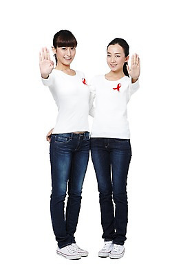 포토 JPG 스튜디오촬영 전신 외국인 해외기획촬영 우먼라이프 라이프스타일 여자 리본 캠페인 분홍색 운동화 2011년중국 모션 실내 서기 미소 웃음 누끼 사람 동양인 손짓 20대 성인 두명 앞모습 캐주얼 중국인 금지 청바지 공익캠페인 정지 보호 질병 스니커즈 예방 유방암 암 핑크리본캠페인 여성질환 여자만 성인여자만 청년만 청년여자만 성인만 핑크리본 국내포토 옷 뷰포인트 컬러 신발 컨셉 바지 의학 표정 인종 청년 내부 생활 파일형식