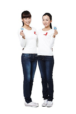 포토 JPG 스튜디오촬영 전신 외국인 해외기획촬영 우먼라이프 라이프스타일 여자 리본 캠페인 분홍색 운동화 2011년중국 실내 서기 미소 웃음 들기 누끼 사람 동양인 20대 성인 두명 앞모습 캐주얼 중국인 청바지 공익캠페인 성 보호 질병 스니커즈 예방 유방암 암 성별 핑크리본캠페인 성병 에이즈 여성질환 콘돔 피임기구 여자만 성인여자만 청년만 청년여자만 성인만 핑크리본 국내포토 건축물 옷 뷰포인트 컬러 신발 컨셉 바지 의학 모션 표정 인종 청년 내부 생활 피임 파일형식