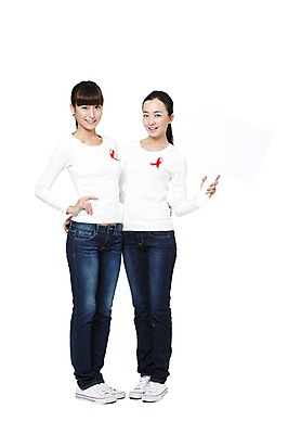 포토 JPG 스튜디오촬영 전신 외국인 해외기획촬영 우먼라이프 라이프스타일 여자 리본 캠페인 분홍색 허리손 운동화 2011년중국 광고판 실내 서기 미소 웃음 들기 누끼 사람 동양인 20대 성인 두명 앞모습 캐주얼 중국인 팻말 청바지 공익캠페인 보호 질병 알림 스니커즈 예방 유방암 암 핑크리본캠페인 여성질환 유방암예방캠페인 여자만 성인여자만 청년만 청년여자만 성인만 핑크리본 국내포토 옷 뷰포인트 컬러 포즈 신발 컨셉 바지 의학 모션 프레임 알림판 표정 인종 청년 내부 생활 판 파일형식