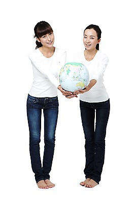 포토 JPG 스튜디오촬영 전신 외국인 해외기획촬영 우먼라이프 라이프스타일 여자 지구 캠페인 컨셉 2011년중국 맨발 실내 서기 미소 웃음 들기 누끼 사람 동양인 20대 성인 두명 앞모습 캐주얼 세계 글로벌 중국인 지구본 자연보호 환경 그린캠페인 청바지 공익캠페인 보호 여자만 성인여자만 청년만 청년여자만 성인만 국내포토 옷 뷰포인트 바지 모션 발 자연 표정 인종 청년 내부 생활 파일형식