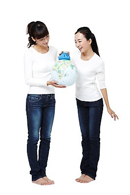 포토 JPG 스튜디오촬영 전신 외국인 해외기획촬영 우먼라이프 라이프스타일 여자 지구 캠페인 컨셉 2011년중국 맨발 실내 서기 미소 웃음 들기 누끼 사람 동양인 20대 성인 두명 앞모습 캐주얼 세계 글로벌 중국인 지구본 자연보호 환경 그린캠페인 청바지 공익캠페인 보호 얼음주머니 여자만 성인여자만 청년만 청년여자만 성인만 국내포토 옷 뷰포인트 바지 모션 발 자연 표정 인종 청년 내부 생활 주머니 파일형식