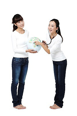 포토 JPG 스튜디오촬영 전신 외국인 해외기획촬영 우먼라이프 라이프스타일 여자 지구 캠페인 컨셉 2011년중국 청진기 맨발 실내 서기 미소 웃음 들기 누끼 사람 동양인 20대 성인 두명 앞모습 캐주얼 세계 글로벌 중국인 지구본 자연보호 환경 그린캠페인 진료 청바지 공익캠페인 보호 여자만 성인여자만 청년만 청년여자만 성인만 국내포토 옷 뷰포인트 바지 의학 의료기기 모션 발 자연 표정 인종 청년 내부 생활 파일형식