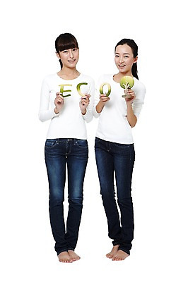 포토 JPG 스튜디오촬영 전신 외국인 나무 해외기획촬영 문자 우먼라이프 라이프스타일 알파벳 영어 여자 캠페인 2011년중국 맨발 실내 서기 미소 웃음 들기 누끼 사람 동양인 20대 성인 두명 앞모습 캐주얼 초록색 중국인 자연보호 환경 그린캠페인 블록 청바지 공익캠페인 보호 에코 나무모양 여자만 성인여자만 청년만 청년여자만 성인만 나무블록 그린슈머 국내포토 모양 식물 옷 뷰포인트 컬러 컨셉 바지 모션 발 자연 표정 인종 청년 내부 생활 목재 파일형식