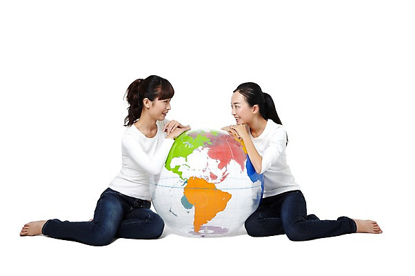 포토 JPG 스튜디오촬영 전신 외국인 해외기획촬영 우먼라이프 라이프스타일 여자 지구 캠페인 2011년중국 공 맨발 실내 미소 웃음 들기 누끼 사람 앉기 동양인 20대 성인 두명 앞모습 캐주얼 세계 글로벌 중국인 지구본 마주보기 자연보호 환경 그린캠페인 청바지 공익캠페인 보호 지구촌 여자만 성인여자만 청년만 청년여자만 성인만 국내포토 옷 뷰포인트 컨셉 바지 모션 발 자연 표정 인종 청년 내부 생활 파일형식