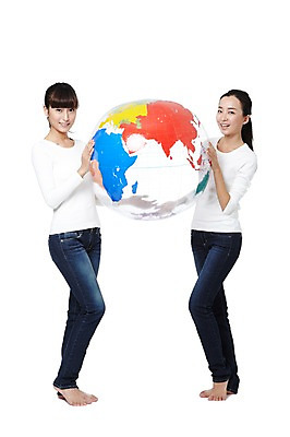 포토 JPG 스튜디오촬영 전신 외국인 해외기획촬영 우먼라이프 라이프스타일 여자 지구 캠페인 2011년중국 공 맨발 실내 서기 미소 웃음 들기 누끼 사람 동양인 20대 성인 두명 앞모습 캐주얼 세계 글로벌 중국인 지구본 자연보호 환경 그린캠페인 청바지 공익캠페인 보호 지구촌 여자만 성인여자만 청년만 청년여자만 성인만 국내포토 옷 뷰포인트 컨셉 바지 모션 발 자연 표정 인종 청년 내부 생활 파일형식