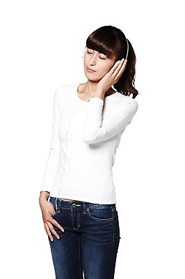포토 JPG 스튜디오촬영 외국인 해외기획촬영 우먼라이프 라이프스타일 여자 음악 포즈 2011년중국 모션 실내 한명 서기 누끼 사람 동양인 앞모습 캐주얼 중국인 눈감음 헤드폰 헤드셋 음악감상 감상 듣기 청바지 포니테일 묶은머리 여자만 여자한명만 국내포토 1 헤어스타일 옷 뷰포인트 음향기기 바지 문화예술 인종 내부 생활 파일형식