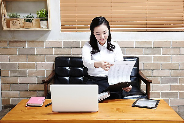 포토 JPG 스튜디오촬영 식물 직업 라이프스타일 응시 여자 화분 유니폼 의자 탁자 선반 실내 한명 사람 앉기 동양인 20대 성인 앞모습 노트북 컴퓨터 펜 다이어리 앞치마 카페 한국인 계산기 창업 매출표 카페주인 여자만 여자한명만 성인여자만 청년만 청년여자만 성인한명만 청년여자한명만 성인여자한명만 성인만 소상공인 국내포토 1 시선 옷 뷰포인트 가구 모션 문구용품 인종 청년 내부 생활 경제 전자제품 필기구 상점 사무용품 장비 상인 자영업 주인 파일형식