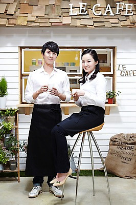 포토 JPG 스튜디오촬영 전신 식물 직업 부부 커플 여자 남자 화분 커피 음료 유니폼 의자 창문 실내 서기 미소 웃음 들기 사람 앉기 동양인 20대 성인 두명 앞모습 옆모습 앞치마 카페 한국인 마시기 커피잔 먹기 종업원 창업 자루 맞벌이 카페주인 청년만 성인만 소상공인 국내포토 옷 뷰포인트 가구 관계 모션 잔 표정 인종 청년 내부 경제 상점 상인 자영업 주인 파일형식