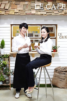 포토 JPG 스튜디오촬영 전신 식물 직업 부부 커플 여자 남자 화분 커피 음료 유니폼 의자 창문 실내 서기 미소 웃음 들기 사람 앉기 동양인 20대 성인 두명 앞모습 옆모습 앞치마 카페 한국인 마시기 커피잔 먹기 종업원 창업 자루 맞벌이 카페주인 청년만 성인만 소상공인 국내포토 옷 뷰포인트 가구 관계 모션 잔 표정 인종 청년 내부 경제 상점 상인 자영업 주인 파일형식