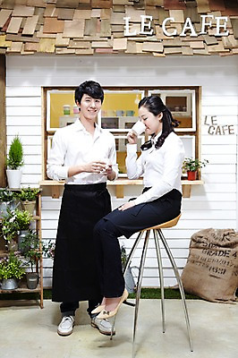 포토 JPG 스튜디오촬영 전신 식물 직업 부부 커플 여자 남자 화분 커피 음료 유니폼 의자 창문 실내 서기 미소 웃음 들기 사람 앉기 동양인 20대 성인 두명 앞모습 옆모습 앞치마 카페 한국인 마시기 커피잔 먹기 종업원 창업 자루 맞벌이 카페주인 청년만 성인만 소상공인 국내포토 옷 뷰포인트 가구 관계 모션 잔 표정 인종 청년 내부 경제 상점 상인 자영업 주인 파일형식