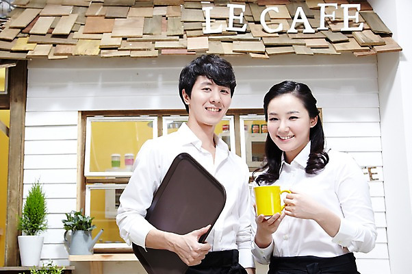 포토 JPG 스튜디오촬영 식물 직업 부부 커플 여자 남자 화분 커피 음료 유니폼 창문 쟁반 실내 미소 웃음 들기 사람 동양인 상반신 20대 성인 두명 앞모습 앞치마 카페 한국인 커피잔 종업원 서비스 창업 서빙 맞벌이 카페주인 청년만 성인만 소상공인 국내포토 옷 뷰포인트 관계 모션 잔 표정 인종 청년 내부 경제 상점 상인 자영업 주인 파일형식