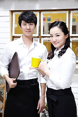 포토 JPG 스튜디오촬영 직업 부부 커플 여자 남자 커피 음료 유니폼 창문 쟁반 실내 서기 미소 웃음 들기 사람 동양인 20대 성인 두명 앞모습 앞치마 카페 한국인 커피잔 종업원 서비스 창업 서빙 맞벌이 카페주인 청년만 성인만 소상공인 국내포토 옷 뷰포인트 관계 모션 잔 표정 인종 청년 내부 경제 상점 상인 자영업 주인 파일형식