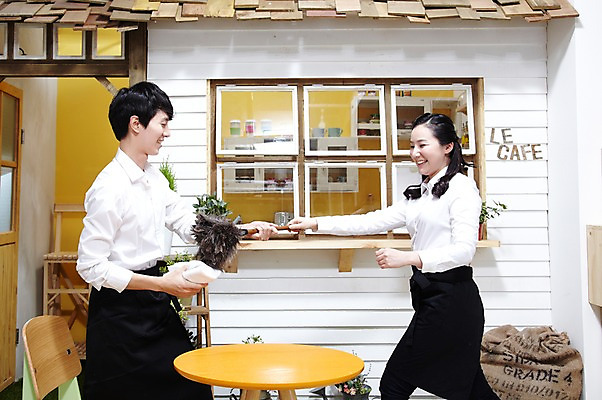 포토 JPG 스튜디오촬영 식물 직업 라이프스타일 부부 커플 여자 남자 화분 유니폼 창문 탁자 실내 서기 미소 웃음 들기 사람 동양인 20대 성인 두명 수건 앞치마 카페 한국인 먼지떨이 청소도구 청소 종업원 창업 자루 걸레 맞벌이 카페주인 청년만 성인만 소상공인 국내포토 옷 가구 관계 모션 표정 인종 청년 내부 생활 경제 위생용품 상점 도구 상인 자영업 주인 파일형식