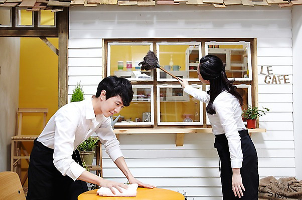 포토 JPG 스튜디오촬영 식물 직업 라이프스타일 부부 커플 여자 남자 화분 유니폼 창문 탁자 실내 서기 들기 사람 동양인 20대 성인 두명 수건 앞치마 카페 한국인 먼지떨이 청소도구 청소 종업원 창업 자루 걸레 맞벌이 카페주인 청년만 성인만 소상공인 국내포토 옷 가구 관계 모션 인종 청년 내부 생활 경제 위생용품 상점 도구 상인 자영업 주인 파일형식