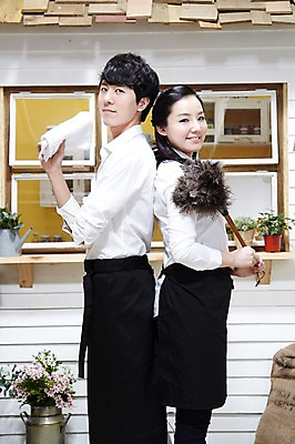 포토 JPG 스튜디오촬영 식물 직업 라이프스타일 부부 커플 여자 남자 화분 유니폼 창문 실내 서기 미소 웃음 들기 사람 동양인 20대 성인 두명 옆모습 수건 앞치마 카페 한국인 등맞대기 먼지떨이 청소도구 종업원 창업 자루 걸레 맞벌이 카페주인 청년만 성인만 소상공인 국내포토 옷 뷰포인트 관계 모션 표정 인종 청년 내부 생활 경제 위생용품 상점 도구 상인 청소 자영업 주인 파일형식