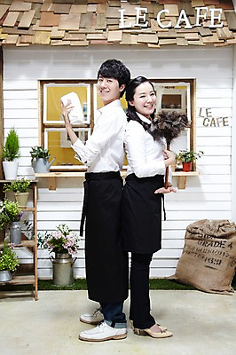 포토 JPG 스튜디오촬영 전신 식물 직업 라이프스타일 부부 커플 여자 남자 화분 유니폼 창문 실내 서기 미소 웃음 들기 사람 동양인 20대 성인 두명 옆모습 수건 앞치마 카페 한국인 등맞대기 먼지떨이 청소도구 종업원 창업 자루 걸레 맞벌이 카페주인 청년만 성인만 소상공인 국내포토 옷 뷰포인트 관계 모션 표정 인종 청년 내부 생활 경제 위생용품 상점 도구 상인 청소 자영업 주인 파일형식