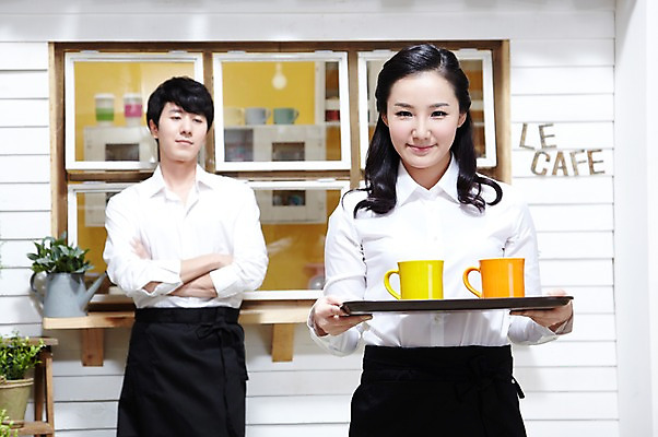 포토 JPG 스튜디오촬영 식물 직업 부부 커플 여자 남자 화분 커피 음료 유니폼 창문 쟁반 실내 서기 미소 웃음 들기 사람 동양인 20대 성인 두명 앞모습 아웃포커스 앞치마 카페 한국인 커피잔 종업원 서비스 창업 서빙 맞벌이 카페주인 청년만 성인만 소상공인 국내포토 옷 뷰포인트 관계 모션 잔 촬영기법 표정 인종 청년 내부 경제 상점 상인 자영업 주인 파일형식