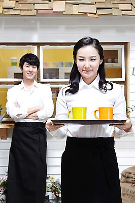 포토 JPG 스튜디오촬영 식물 직업 부부 커플 여자 남자 화분 커피 음료 유니폼 창문 쟁반 실내 서기 미소 웃음 들기 사람 동양인 20대 성인 두명 앞모습 아웃포커스 앞치마 카페 한국인 커피잔 종업원 서비스 창업 서빙 맞벌이 카페주인 청년만 성인만 소상공인 국내포토 옷 뷰포인트 관계 모션 잔 촬영기법 표정 인종 청년 내부 경제 상점 상인 자영업 주인 파일형식