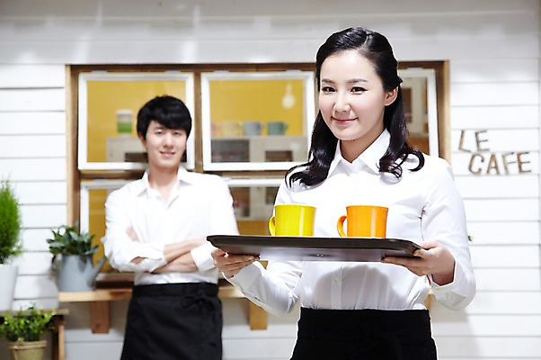 포토 JPG 스튜디오촬영 식물 직업 부부 커플 여자 남자 화분 커피 음료 유니폼 창문 쟁반 실내 서기 미소 웃음 들기 사람 동양인 20대 성인 두명 앞모습 아웃포커스 앞치마 카페 한국인 커피잔 종업원 서비스 창업 서빙 맞벌이 카페주인 청년만 성인만 소상공인 국내포토 옷 뷰포인트 관계 모션 잔 촬영기법 표정 인종 청년 내부 경제 상점 상인 자영업 주인 파일형식