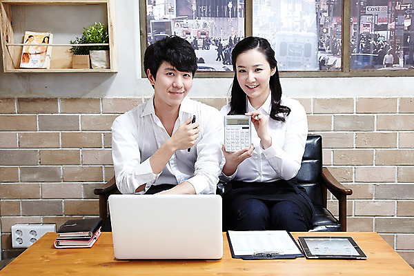 포토 JPG 스튜디오촬영 식물 직업 라이프스타일 부부 커플 여자 남자 화분 유니폼 의자 탁자 선반 실내 미소 웃음 사람 앉기 동양인 20대 성인 두명 앞모습 노트북 컴퓨터 펜 다이어리 앞치마 카페 한국인 계산기 창업 맞벌이 매출표 카페주인 청년만 성인만 소상공인 국내포토 옷 뷰포인트 가구 관계 모션 문구용품 표정 인종 청년 내부 생활 경제 전자제품 필기구 상점 사무용품 장비 상인 자영업 주인 파일형식