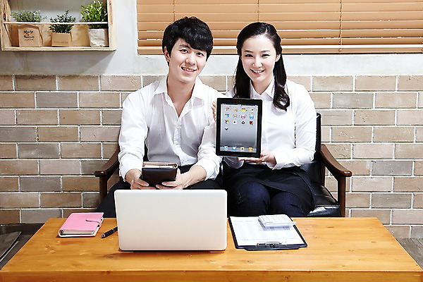 포토 JPG 스튜디오촬영 식물 직업 라이프스타일 부부 커플 여자 남자 화분 유니폼 의자 탁자 선반 실내 미소 웃음 사람 앉기 동양인 20대 성인 두명 앞모습 노트북 컴퓨터 펜 다이어리 앞치마 카페 한국인 계산기 창업 맞벌이 매출표 카페주인 청년만 성인만 소상공인 국내포토 옷 뷰포인트 가구 관계 모션 문구용품 표정 인종 청년 내부 생활 경제 전자제품 필기구 상점 사무용품 장비 상인 자영업 주인 파일형식