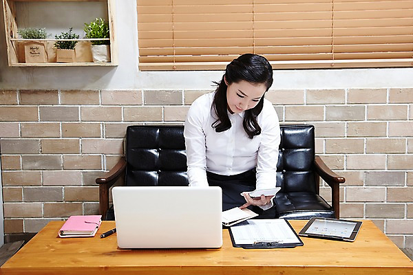 포토 JPG 스튜디오촬영 식물 직업 라이프스타일 응시 여자 화분 유니폼 의자 탁자 선반 실내 한명 사람 앉기 동양인 20대 성인 앞모습 노트북 컴퓨터 펜 다이어리 앞치마 카페 한국인 계산기 창업 매출표 카페주인 여자만 여자한명만 성인여자만 청년만 청년여자만 성인한명만 청년여자한명만 성인여자한명만 성인만 소상공인 국내포토 1 시선 옷 뷰포인트 가구 모션 문구용품 인종 청년 내부 생활 경제 전자제품 필기구 상점 사무용품 장비 상인 자영업 주인 파일형식