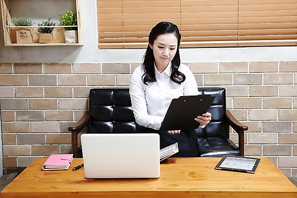 포토 JPG 스튜디오촬영 식물 직업 라이프스타일 응시 여자 화분 유니폼 의자 탁자 선반 실내 한명 사람 앉기 동양인 20대 성인 앞모습 노트북 컴퓨터 펜 다이어리 앞치마 카페 한국인 계산기 창업 매출표 카페주인 여자만 여자한명만 성인여자만 청년만 청년여자만 성인한명만 청년여자한명만 성인여자한명만 성인만 소상공인 국내포토 1 시선 옷 뷰포인트 가구 모션 문구용품 인종 청년 내부 생활 경제 전자제품 필기구 상점 사무용품 장비 상인 자영업 주인 파일형식