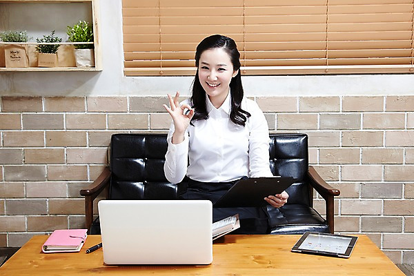 포토 JPG 스튜디오촬영 식물 직업 라이프스타일 여자 화분 유니폼 의자 탁자 선반 실내 한명 미소 웃음 사람 앉기 동양인 손짓 20대 성인 앞모습 노트북 컴퓨터 펜 다이어리 앞치마 카페 한국인 계산기 OK 창업 매출표 카페주인 여자만 여자한명만 성인여자만 청년만 청년여자만 성인한명만 청년여자한명만 성인여자한명만 성인만 소상공인 국내포토 1 옷 뷰포인트 가구 모션 문구용품 표정 인종 청년 내부 생활 경제 전자제품 필기구 상점 사무용품 장비 상인 자영업 주인 파일형식