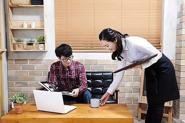 포토 JPG 스튜디오촬영 식물 직업 라이프스타일 여자 남자 화분 커피 유니폼 의자 탁자 선반 쟁반 실내 서기 사람 앉기 동양인 20대 성인 두명 책 노트북 컴퓨터 앞치마 카페 한국인 커피잔 종업원 고객 서비스 창업 서빙 카페주인 청년만 성인만 국내포토 옷 음료 가구 모션 잔 인종 청년 내부 생활 전자제품 상점 자영업 주인 파일형식