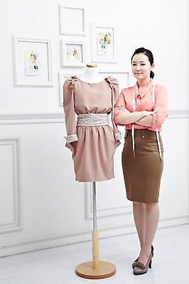 포토 JPG 스튜디오촬영 전신 직업 라이프스타일 디자인 옷 원피스 여자 패션 액자 한국 실내 줄자 한명 서기 미소 웃음 사람 동양인 20대 성인 앞모습 팔짱 한국인 비즈니스우먼 마네킹 디자이너 패션디자이너 바늘꽂이 창업 의상디자인 의상시안 여자만 여자한명만 성인여자만 청년만 청년여자만 성인한명만 청년여자한명만 성인여자한명만 성인만 국내포토 1 아시아 뷰포인트 비즈니스 모션 시안 표정 자 인종 청년 내부 생활 직장인 자영업 꽂이 파일형식