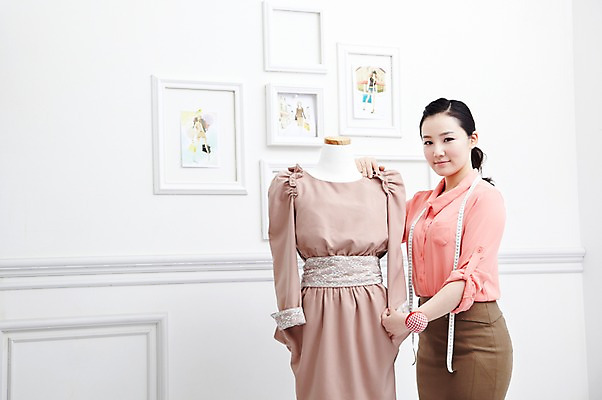 포토 JPG 스튜디오촬영 직업 라이프스타일 디자인 옷 원피스 여자 패션 액자 한국 실내 줄자 한명 서기 사람 동양인 20대 성인 옆모습 한국인 비즈니스우먼 마네킹 디자이너 패션디자이너 바늘꽂이 창업 의상디자인 의상시안 여자만 여자한명만 성인여자만 청년만 청년여자만 성인한명만 청년여자한명만 성인여자한명만 성인만 국내포토 1 아시아 뷰포인트 비즈니스 모션 시안 자 인종 청년 내부 생활 직장인 자영업 꽂이 파일형식