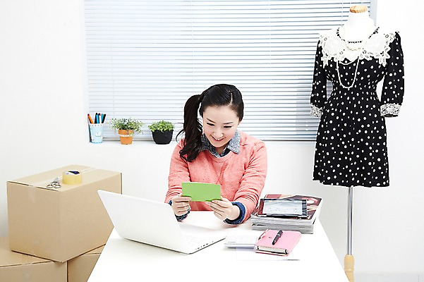 포토 JPG 스튜디오촬영 식물 직업 라이프스타일 응시 옷 원피스 여자 화분 포장 CEO 창문 탁자 모바일 가위 실내 한명 미소 웃음 들기 사람 동양인 상반신 20대 성인 노트북 컴퓨터 상자 사무실 펜 다이어리 한국인 전자계산기 계산기 성장 블라인드 잡지 마네킹 쇼핑몰 책상 통장 상승 창업 테이프 온라인쇼핑 모바일쇼핑 매출 박스포장 온라인쇼핑몰 여자만 여자한명만 성인여자만 청년만 청년여자만 성인한명만 청년여자한명만 성인여자한명만 성인만 국내포토 1 시선 가구 컨셉 비즈니스 모션 문구용품 표정 인종 청년 내부 생활 간행물 금융 경제 전자제품 쇼핑 필기구 사무용품 장비 커튼 자영업 온라인 파일형식